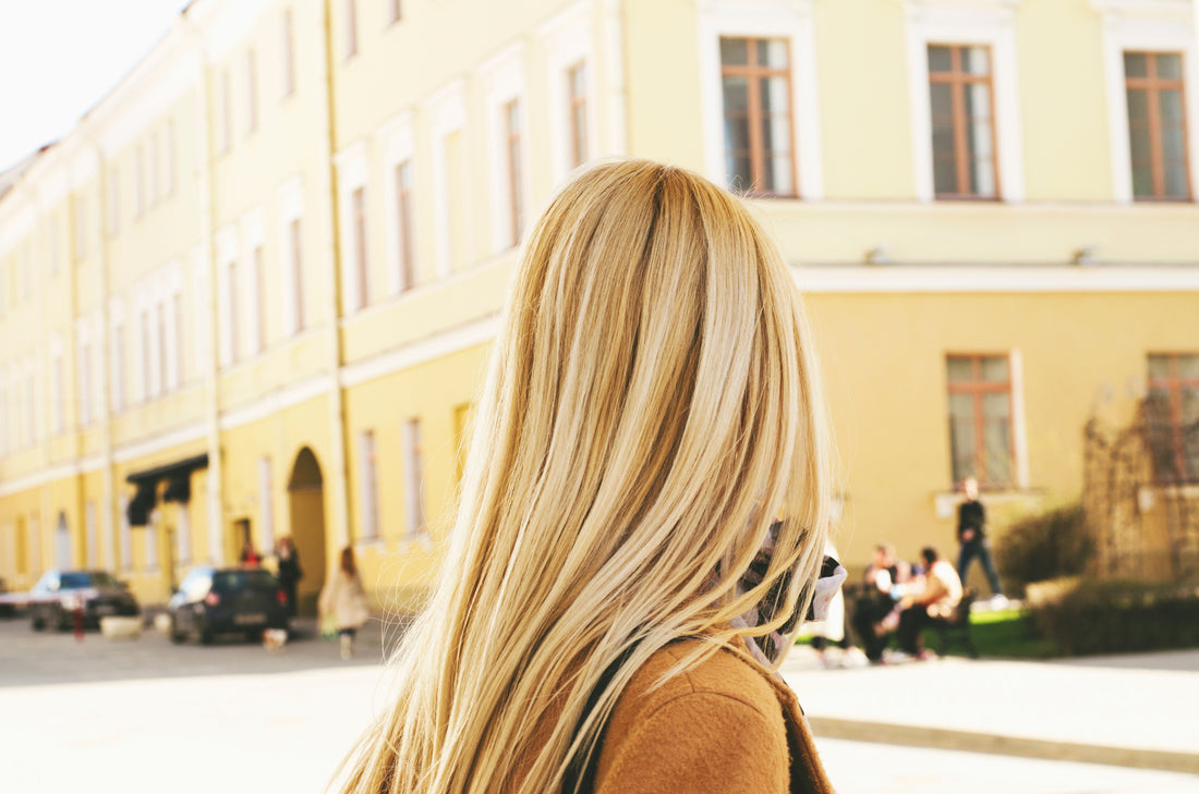 LES 5 ASTUCES POUR DES CHEVEUX PLUS BRILLANTS ET EN BONNE SANTÉ
