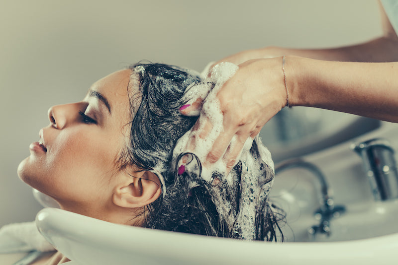 COMMENT CHOISIR LE BON SHAMPOOING : GUIDE COMPLET 🧴